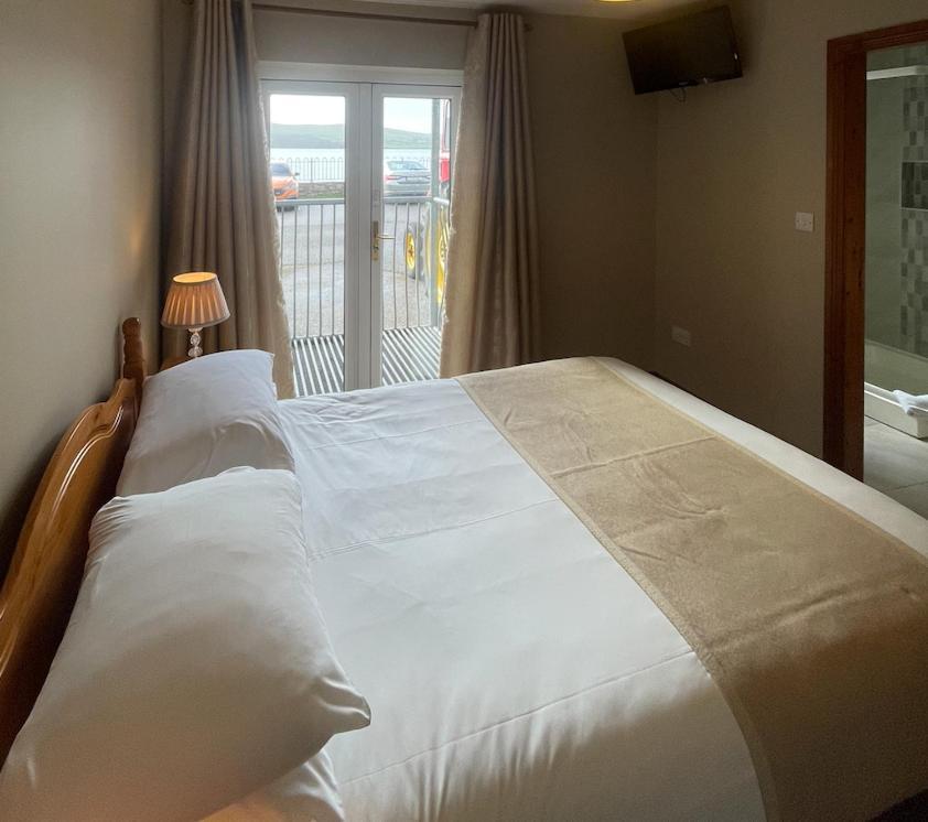 Dingle Harbour Nights Hotel Exterior photo