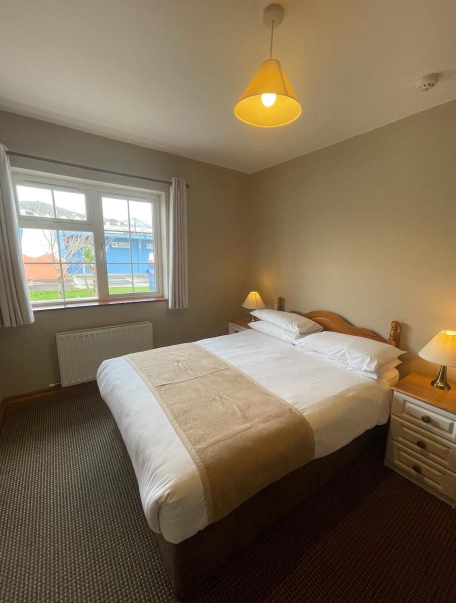 Dingle Harbour Nights Hotel Exterior photo